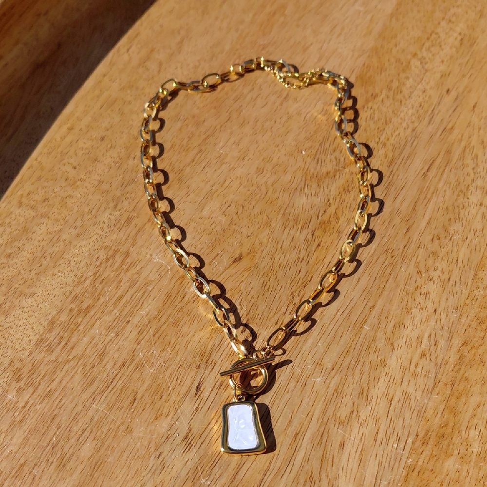 Gold Chain Necklace with Pendant